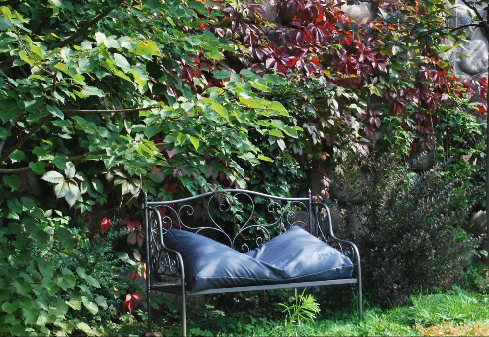 Ejemplo de jardín escandinavo grande en otoño en patio con privacidad, exposición parcial al sol, adoquines de piedra natural y con piedra