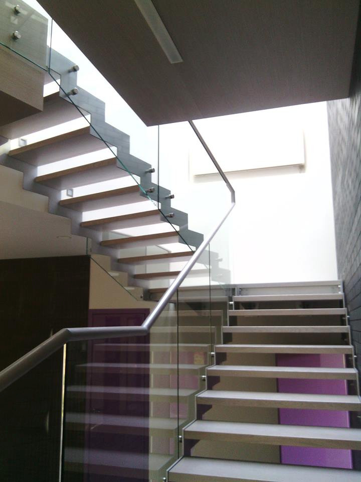 Лестница на тетивах и стеклянные перила