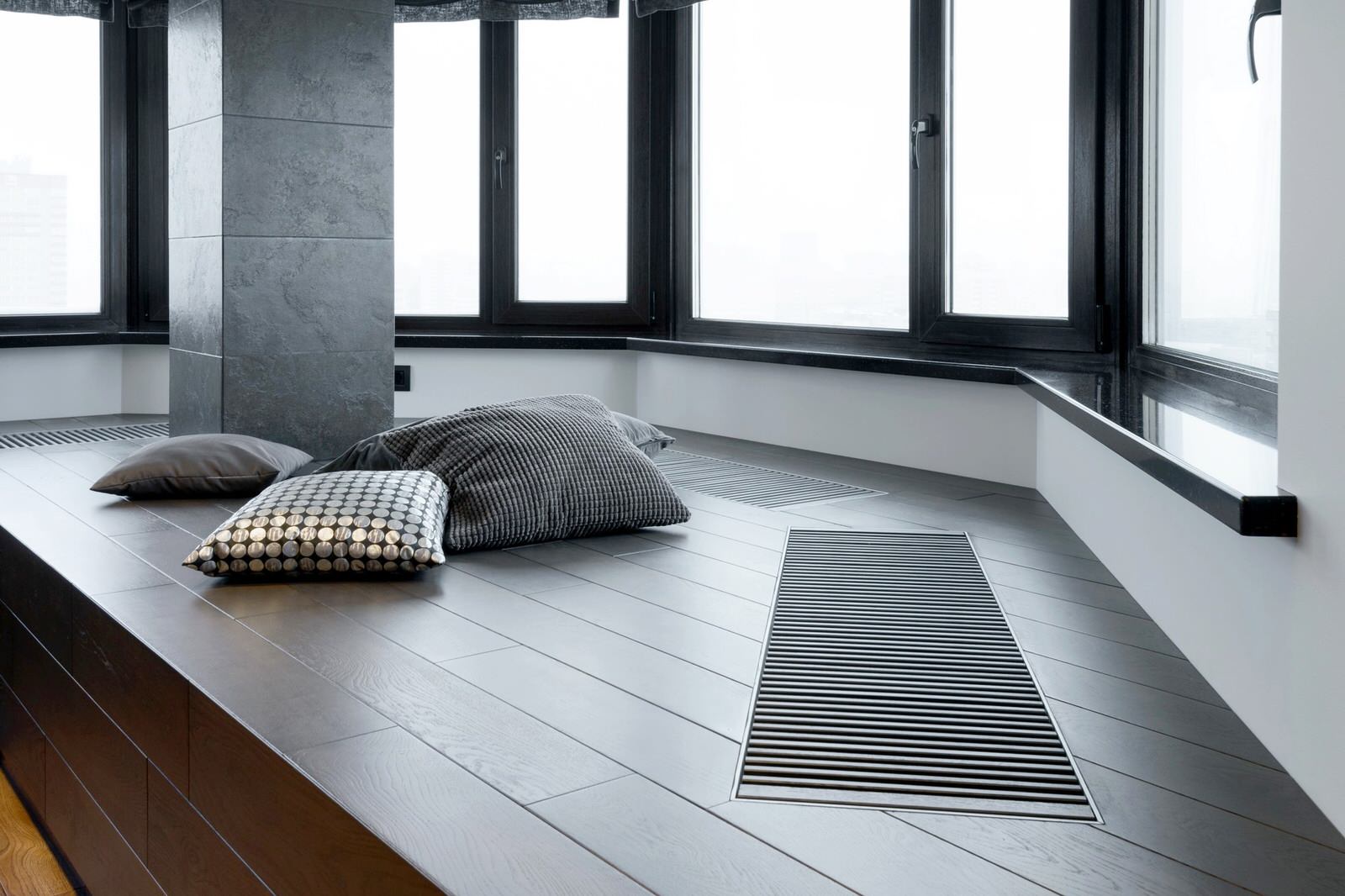 Лаунж-зона у окна из массива дуба