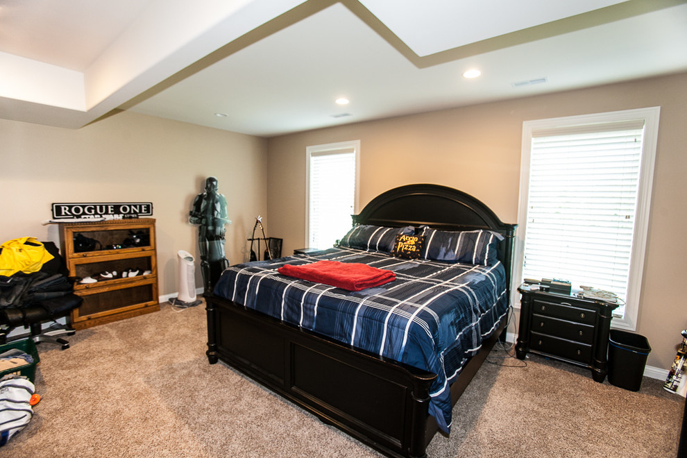 Design ideas for an arts and crafts guest bedroom in St Louis with beige walls and carpet.