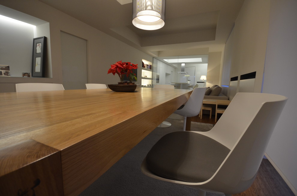 Foto de comedor de cocina contemporáneo grande sin chimenea con paredes blancas y suelo de madera en tonos medios