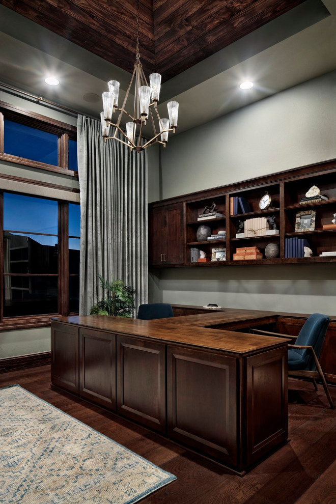 Mittelgroßes Klassisches Arbeitszimmer mit Arbeitsplatz, grauer Wandfarbe, dunklem Holzboden, Einbau-Schreibtisch und braunem Boden in Austin