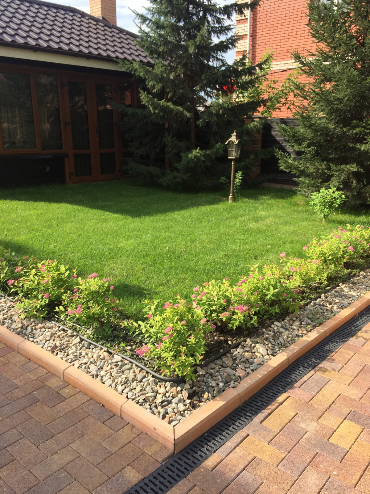 Укладка рулонного газона