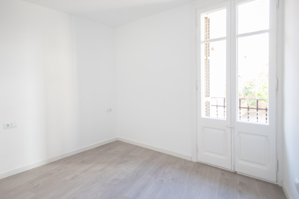 Esempio di un soggiorno contemporaneo di medie dimensioni e aperto con pareti bianche, pavimento in legno massello medio, nessun camino e pavimento marrone