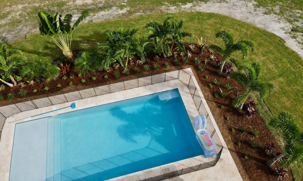 Идея дизайна: бассейн среднего размера на заднем дворе в морском стиле с перегородкой для приватности