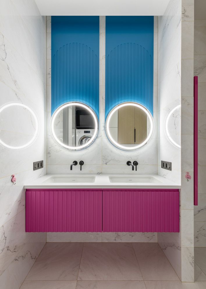 Стильный дизайн: главная ванная комната среднего размера в современном стиле с фасадами с выступающей филенкой, фиолетовыми фасадами, полновстраиваемой ванной, белой плиткой, керамогранитной плиткой, столешницей из искусственного камня, белой столешницей, душем над ванной, инсталляцией, белыми стенами, полом из керамогранита, накладной раковиной, белым полом, шторкой для ванной и зеркалом с подсветкой - последний тренд