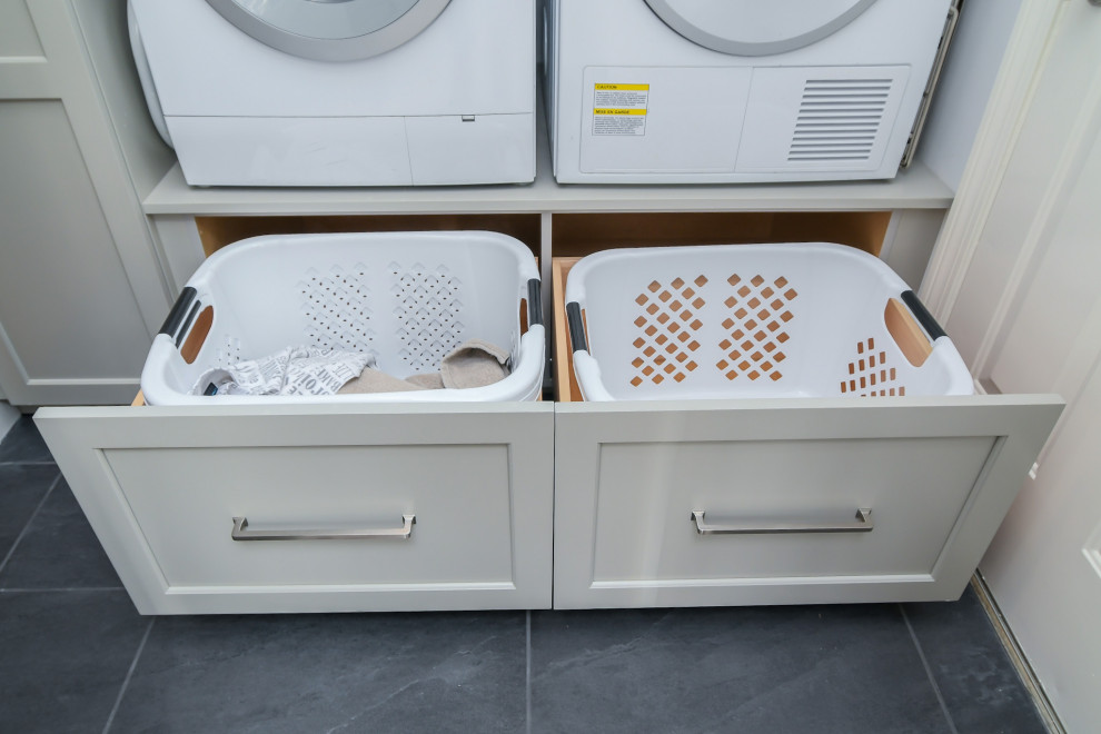 Idee per una lavanderia classica con ante grigie, pareti grigie, pavimento in gres porcellanato, lavatrice e asciugatrice affiancate e pavimento nero