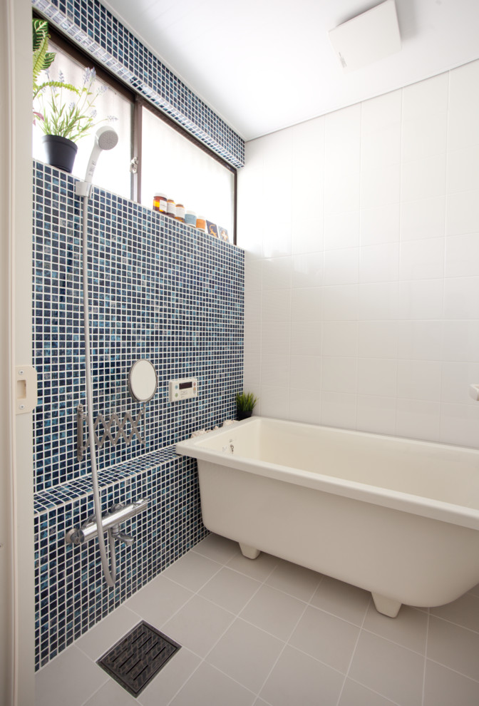 This is an example of a world-inspired bathroom in Tokyo Suburbs.