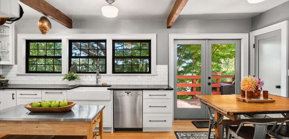 Design ideas for an arts and crafts kitchen in Seattle.