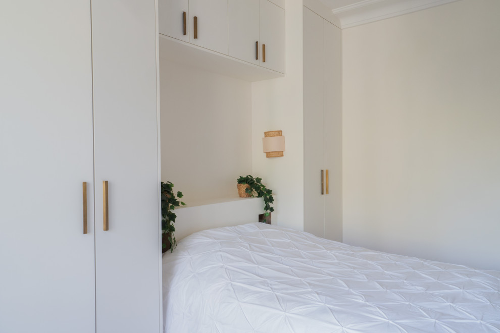 На фото: нейтральная детская среднего размера в стиле неоклассика (современная классика) с спальным местом и белыми стенами с