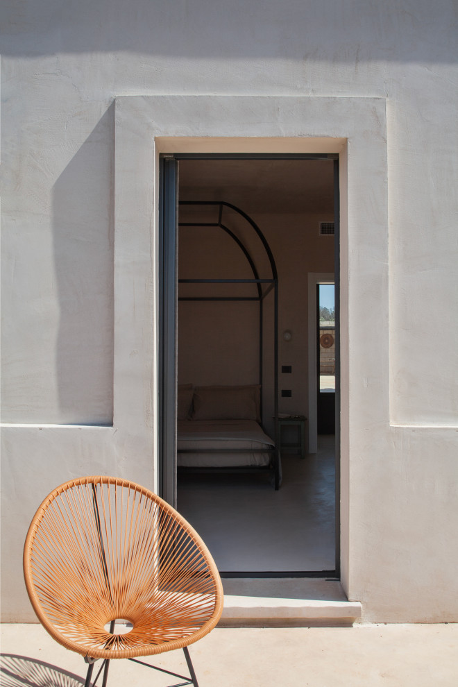 Свежая идея для дизайна: хозяйская спальня в средиземноморском стиле с бежевыми стенами и бежевым полом - отличное фото интерьера