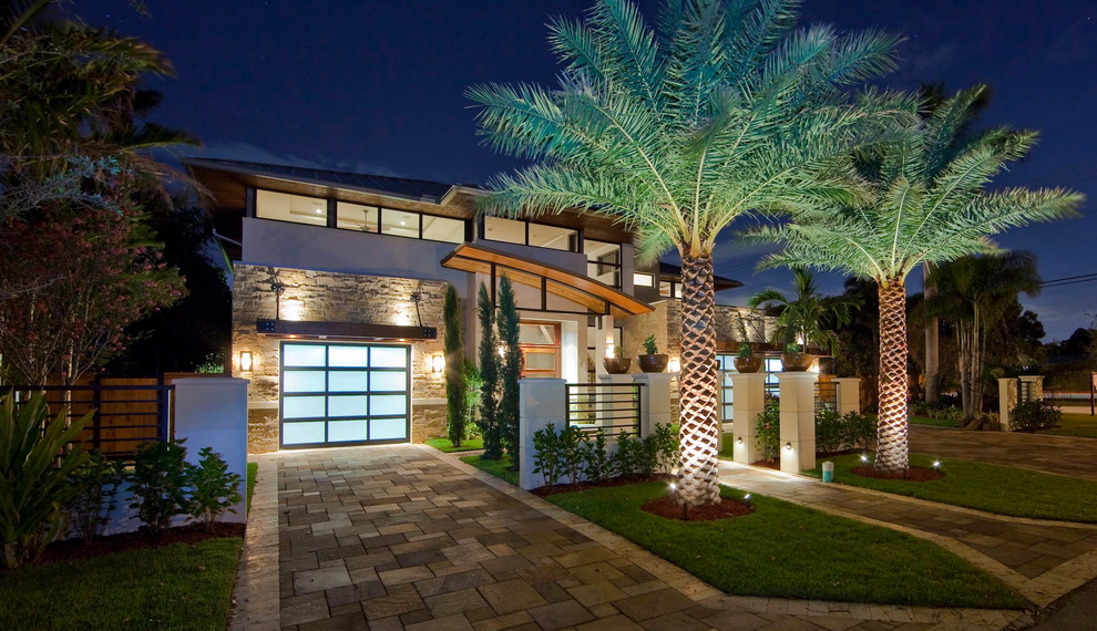 Design ideas for a contemporary two-storey exterior in Miami.
