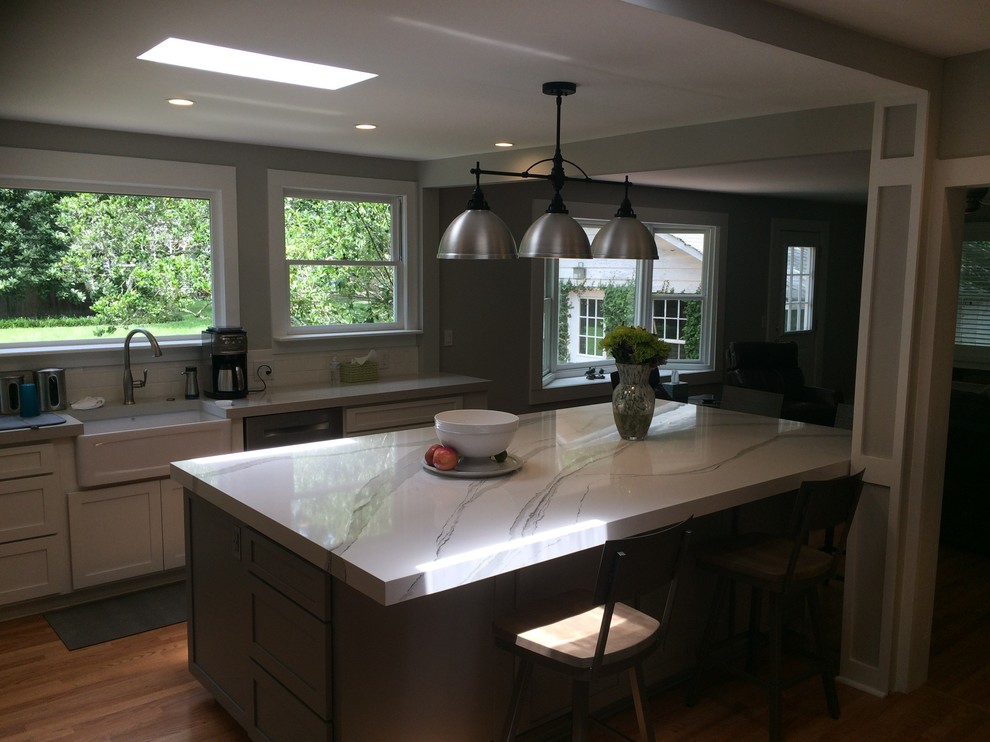 Example of a mid-sized transitional l-shaped eat-in kitchen design in Charleston with an island