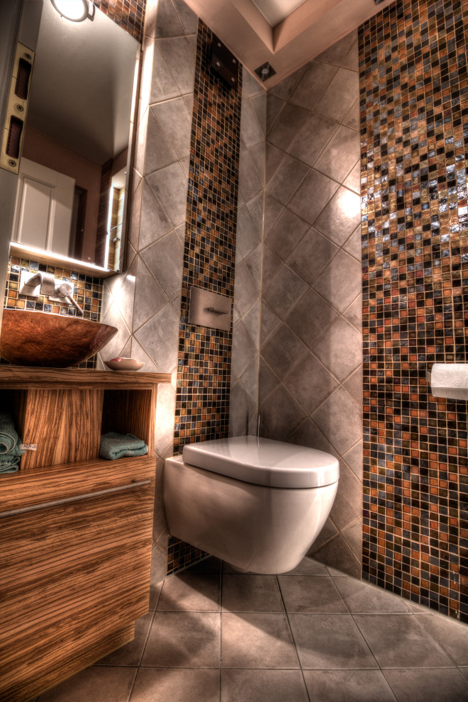 Inspiration pour un petit WC suspendu traditionnel en bois brun avec un placard à porte plane, un carrelage beige, mosaïque, un mur beige, un sol en carrelage de céramique, une vasque, un plan de toilette en verre, un sol beige, un plan de toilette marron, meuble-lavabo suspendu et un plafond décaissé.