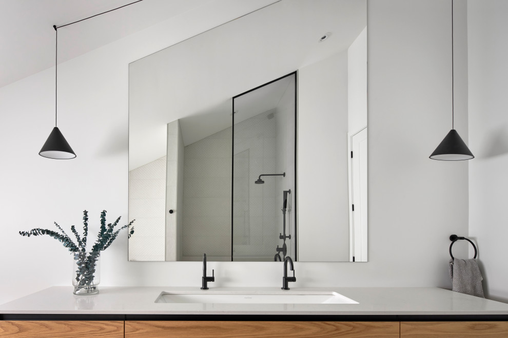 Idéer för att renovera ett minimalistiskt grå grått badrum, med släta luckor, skåp i ljust trä, ett badkar i en alkov, en dusch i en alkov, en toalettstol med hel cisternkåpa, grå kakel, ett undermonterad handfat, bänkskiva i kvarts och med dusch som är öppen