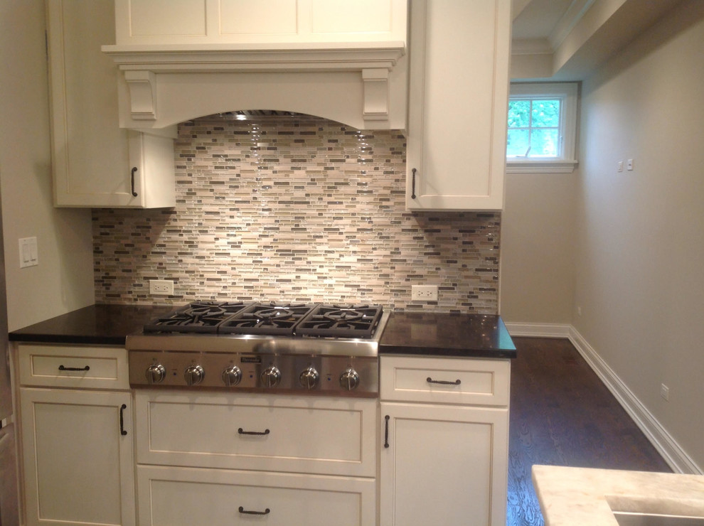 Kitchen - transitional kitchen idea in Chicago
