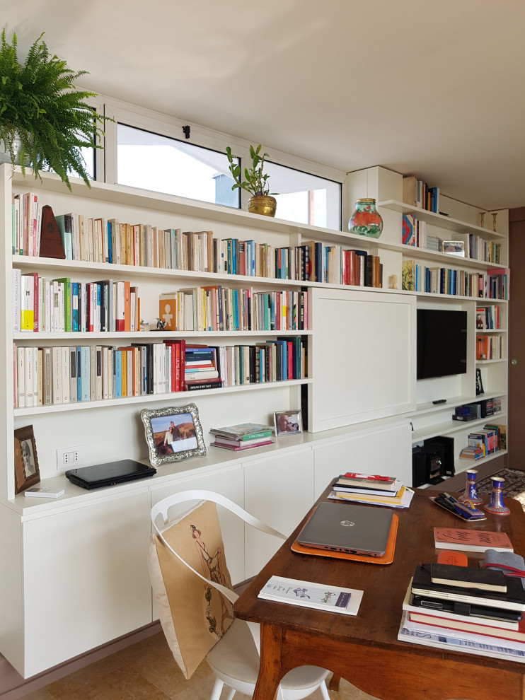 Cette image montre un très grand bureau minimaliste avec une bibliothèque ou un coin lecture, un mur blanc, un sol en marbre et un bureau indépendant.