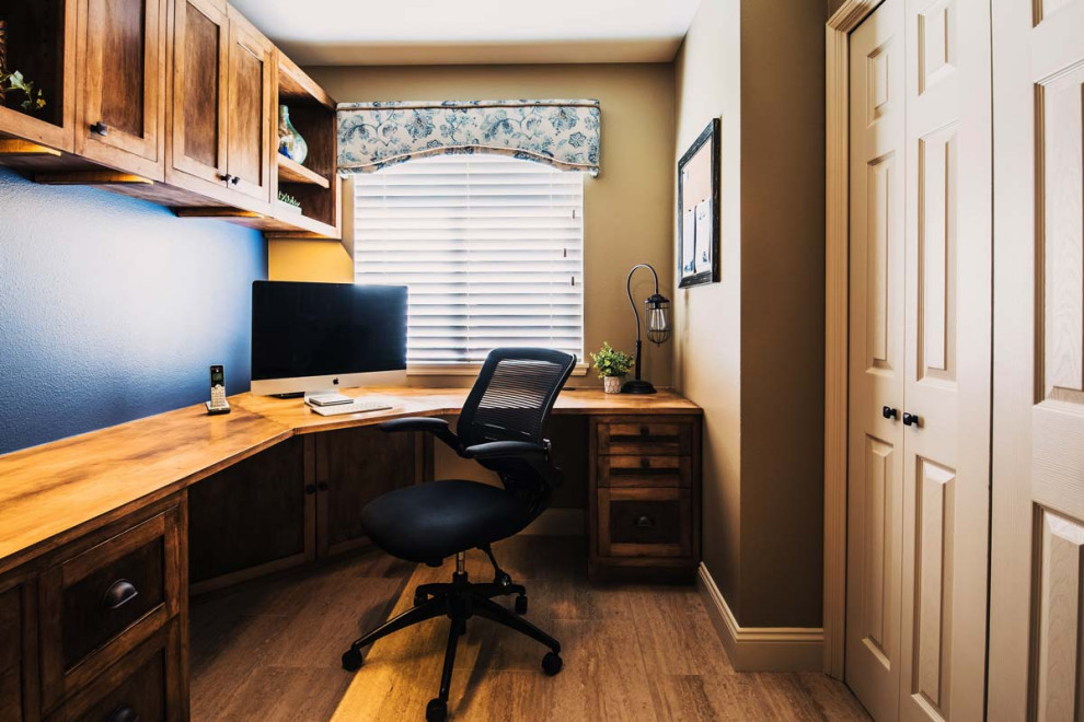 Cette photo montre un bureau éclectique de taille moyenne avec un mur beige et un bureau intégré.