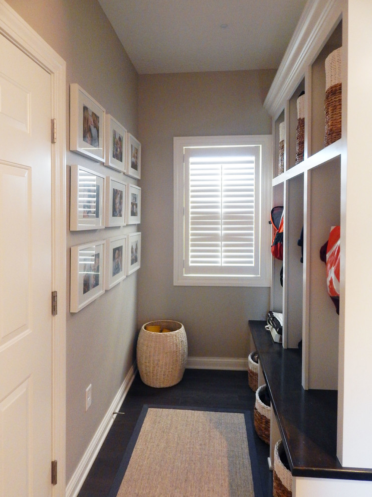 Example of a transitional entryway design in Columbus