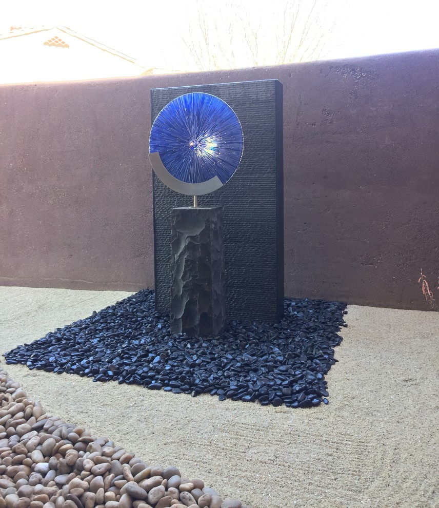 This is an example of an eclectic landscaping in Phoenix.