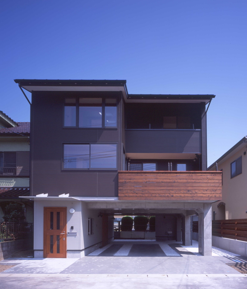 Aménagement d'une façade de maison marron scandinave de taille moyenne et à deux étages et plus avec un revêtement mixte, un toit en appentis, un toit en métal et un toit noir.