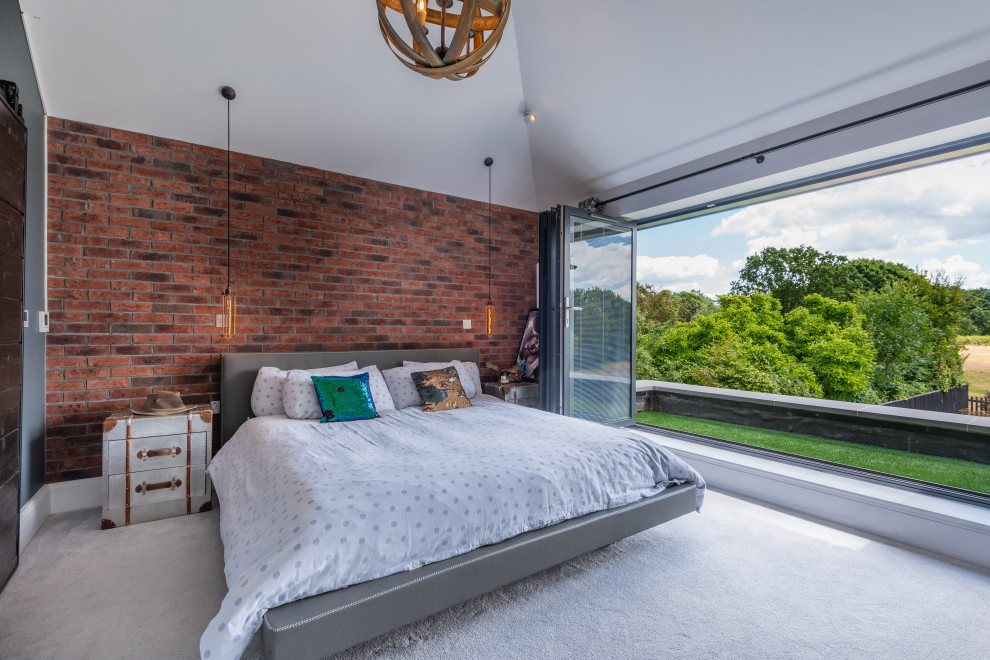 На фото: гостевая спальня среднего размера, (комната для гостей) в современном стиле с ковровым покрытием, белым полом, сводчатым потолком и кирпичными стенами с