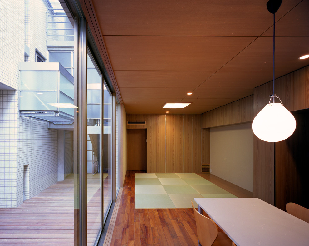 Imagen de habitación de invitados de estilo zen de tamaño medio sin chimenea con paredes beige, tatami, marco de chimenea de yeso y suelo beige