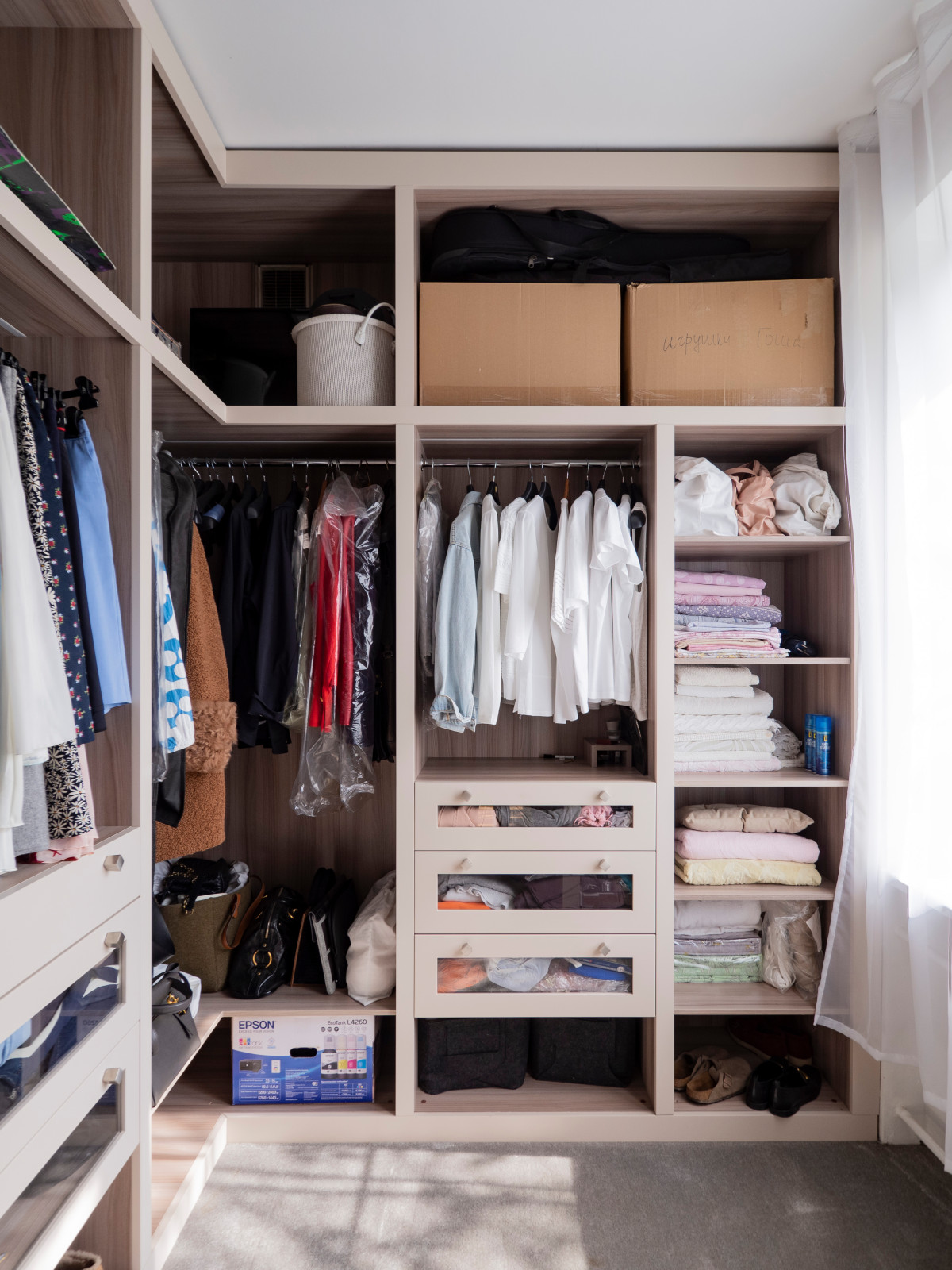 Функциональная гардеробная в современном стиле