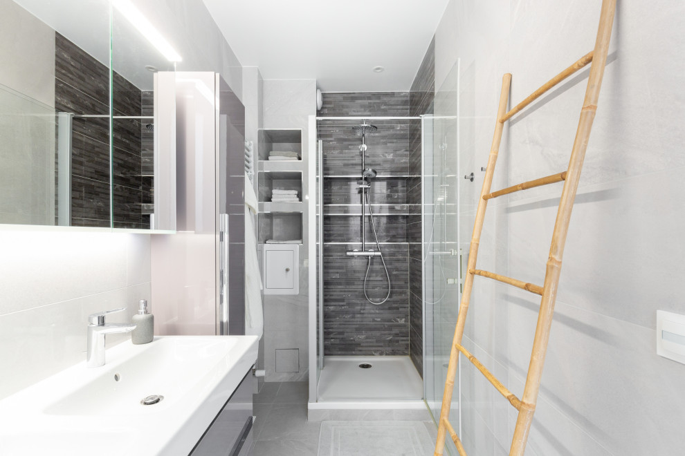 Inspiration for a mid-sized contemporary bathroom with a corner shower, a two-piece toilet and a hinged shower door.