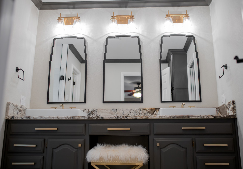 Свежая идея для дизайна: главная ванная комната с фасадами с выступающей филенкой, черными фасадами, белыми стенами, накладной раковиной, столешницей из гранита, разноцветной столешницей, тумбой под две раковины и встроенной тумбой - отличное фото интерьера