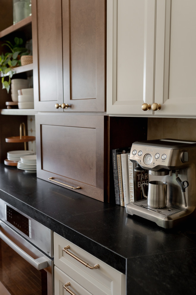 Home design - transitional home design idea in Phoenix