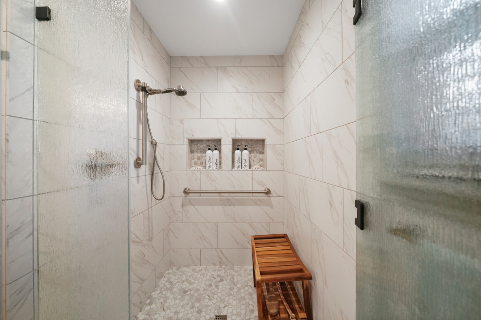 Idéer för ett mellanstort modernt en-suite badrum, med skåp i shakerstil och grå skåp