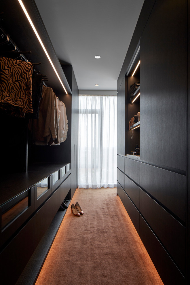 Свежая идея для дизайна: гардеробная комната среднего размера в современном стиле с открытыми фасадами, темными деревянными фасадами, ковровым покрытием и оранжевым полом - отличное фото интерьера