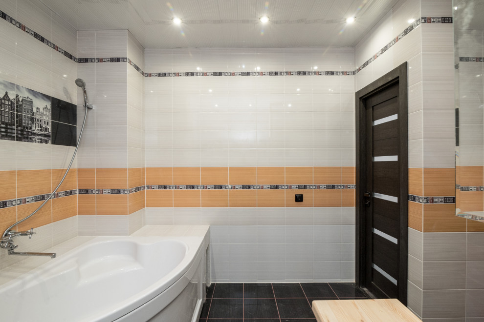 Стильный дизайн: главная ванная комната среднего размера в современном стиле с белыми фасадами и тумбой под одну раковину - последний тренд