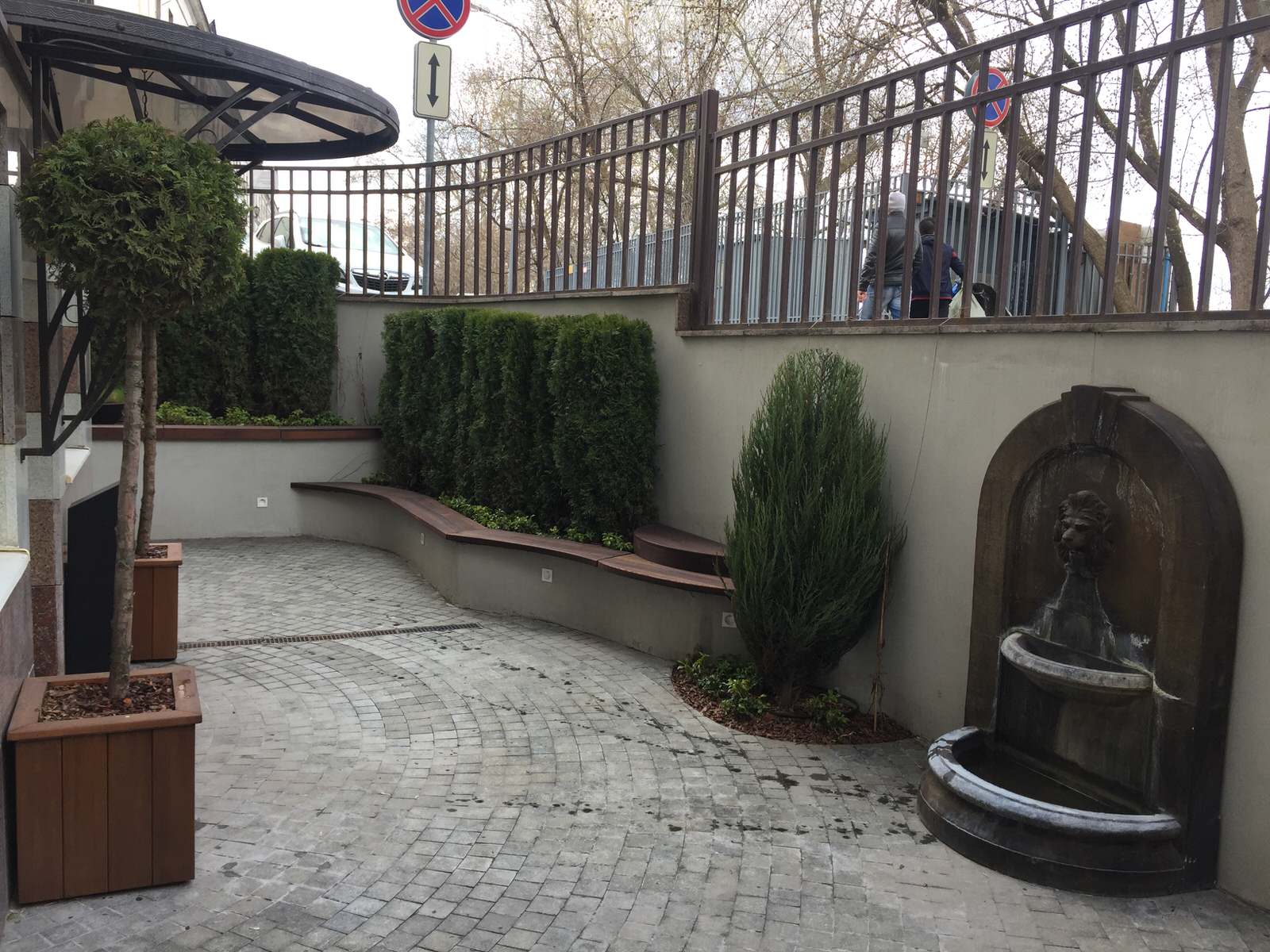 Территория около офиса.