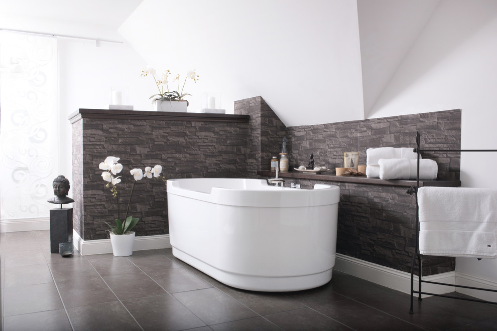 Badezimmer En Suite With freistehender Badewanne, grauen Fliesen, weißer Wandfarbe and Schieferboden in Hamburg