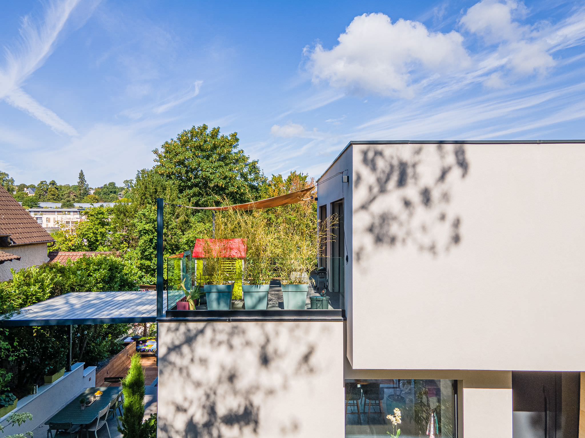 Aménagement paysager complet pour cette maison contemporaine