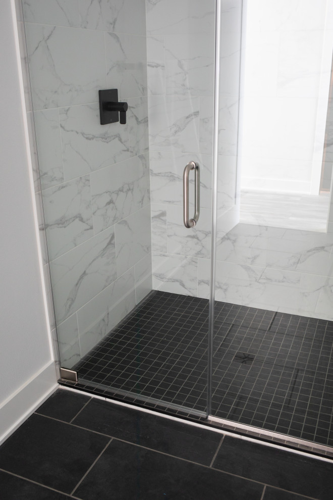 Foto på ett 50 tals vit badrum med dusch, med vita skåp, en dusch i en alkov, skiffergolv, grått golv och dusch med skjutdörr