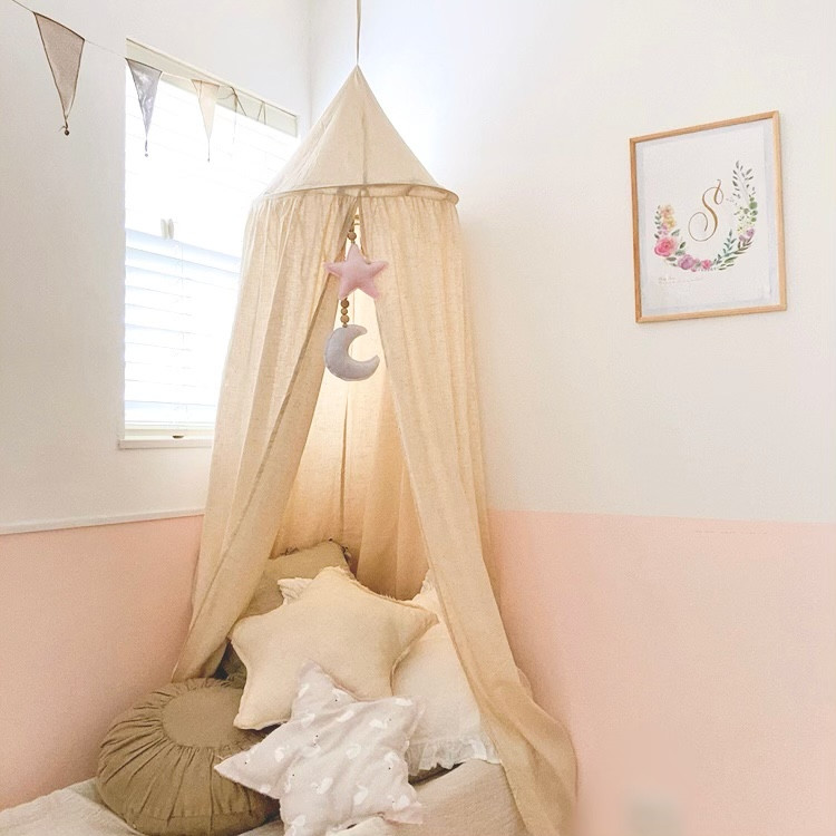 Inspiration för ett mellanstort minimalistiskt barnrum kombinerat med lekrum, med rosa väggar