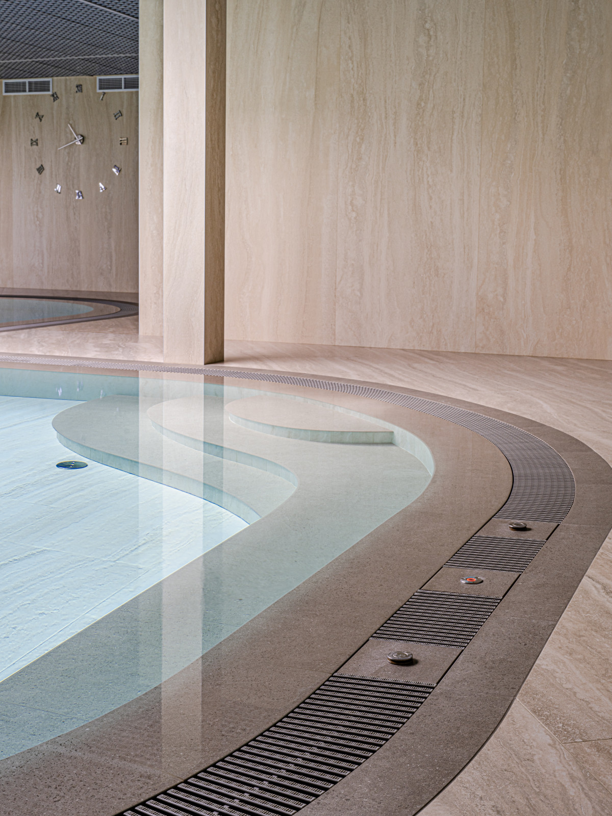 Плавательный бассейн на 17 этаже жилого здания