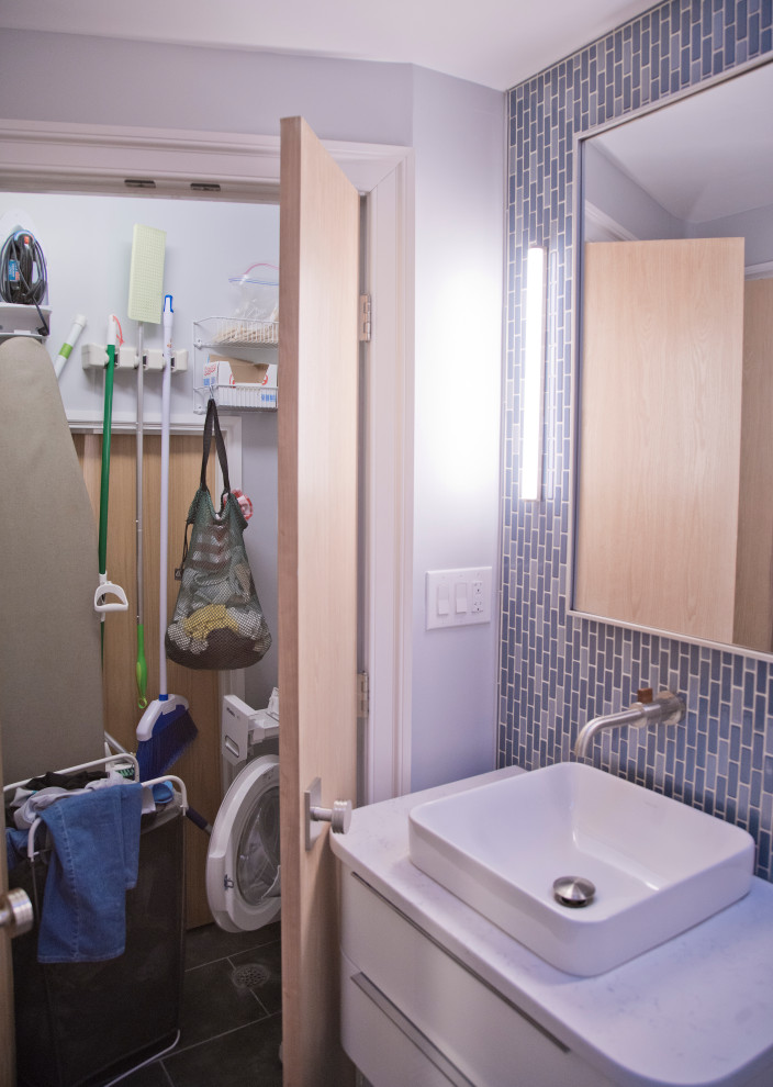 Idéer för ett mellanstort retro vit en-suite badrum, med släta luckor, skåp i mellenmörkt trä, ett badkar i en alkov, en dusch/badkar-kombination, en toalettstol med separat cisternkåpa, grön kakel, keramikplattor, vita väggar, mosaikgolv, ett fristående handfat, bänkskiva i kvarts, blått golv och dusch med duschdraperi