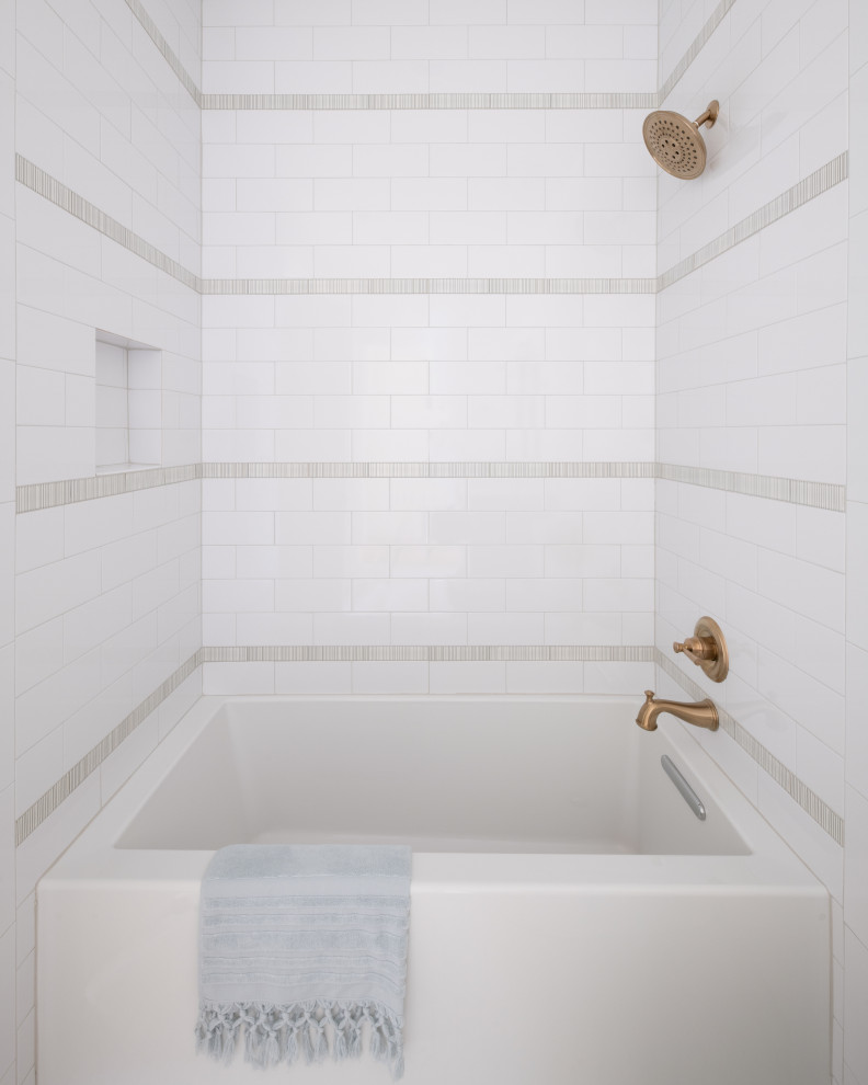 Idée de décoration pour une grande salle de bain tradition en bois clair pour enfant avec un placard en trompe-l'oeil, une baignoire en alcôve, un combiné douche/baignoire, WC à poser, un carrelage blanc, du carrelage en marbre, un mur blanc, un sol en marbre, un lavabo encastré, un plan de toilette en marbre, un sol blanc, une cabine de douche avec un rideau, un plan de toilette blanc, un banc de douche, meuble simple vasque, meuble-lavabo encastré et un plafond à caissons.