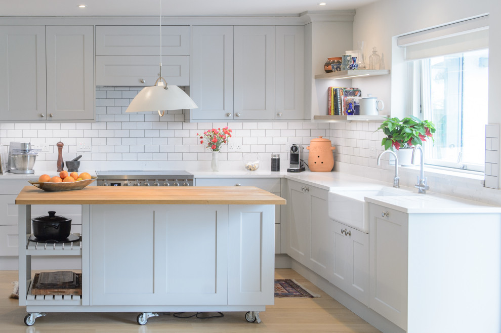 Offene, Mittelgroße Klassische Küche in L-Form mit Schrankfronten im Shaker-Stil, grauen Schränken, Granit-Arbeitsplatte und Kücheninsel in Cornwall