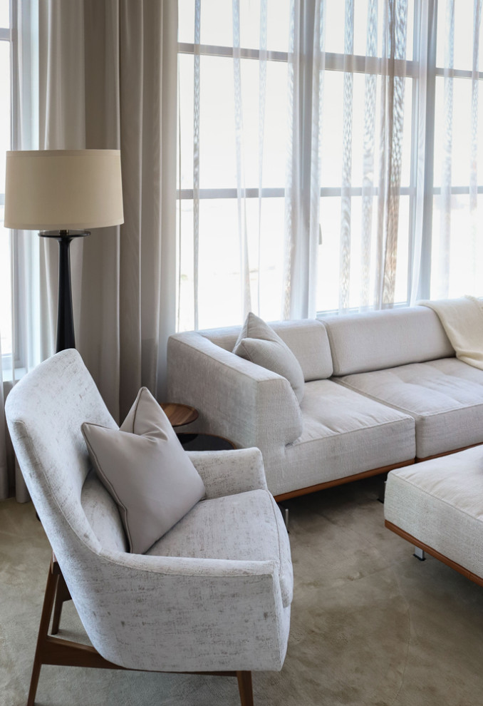 Mittelgroßes, Repräsentatives, Fernseherloses, Abgetrenntes Modernes Wohnzimmer ohne Kamin mit beiger Wandfarbe und braunem Holzboden in New York