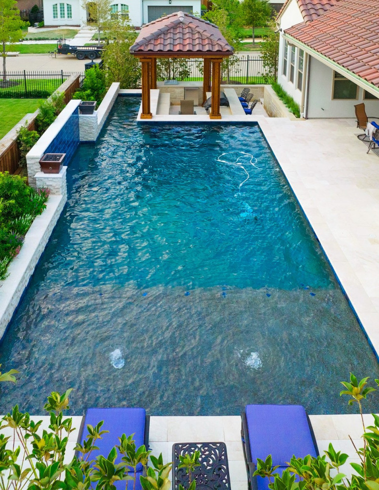 Immagine di una piscina minimalista personalizzata con pavimentazioni in pietra naturale