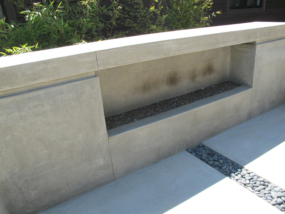 This is an example of a midcentury patio in Orange County.