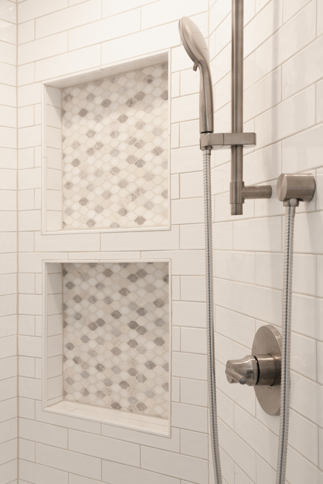 Bild på ett litet maritimt vit vitt badrum med dusch, med släta luckor, grå skåp, en dusch i en alkov, en toalettstol med separat cisternkåpa, vit kakel, keramikplattor, grå väggar, vinylgolv, ett undermonterad handfat, bänkskiva i kvarts, grått golv och dusch med gångjärnsdörr