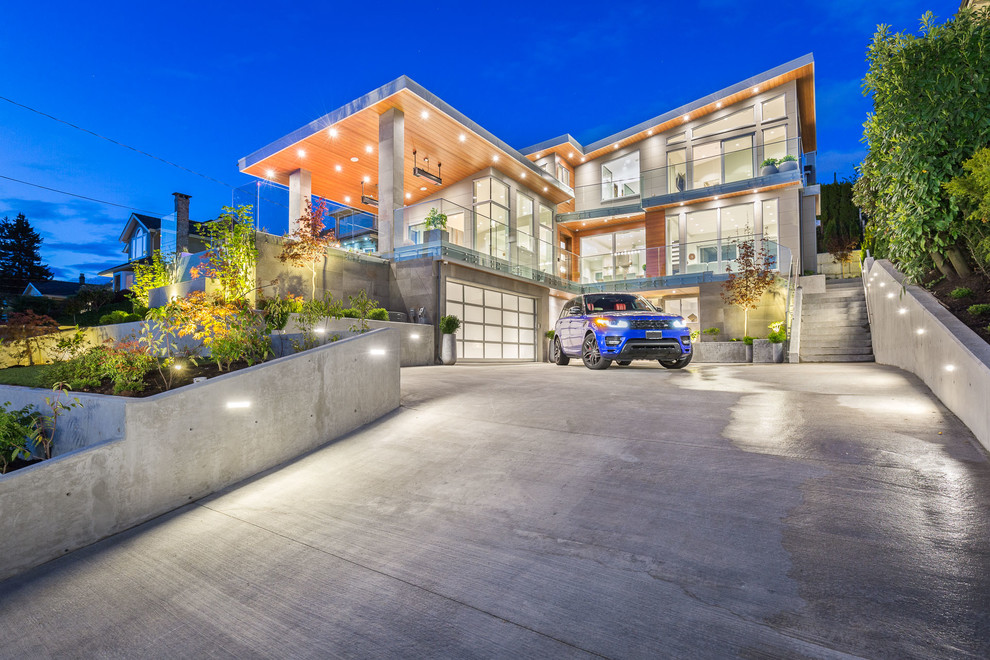 This is an example of a modern three-storey grey house exterior in Vancouver.
