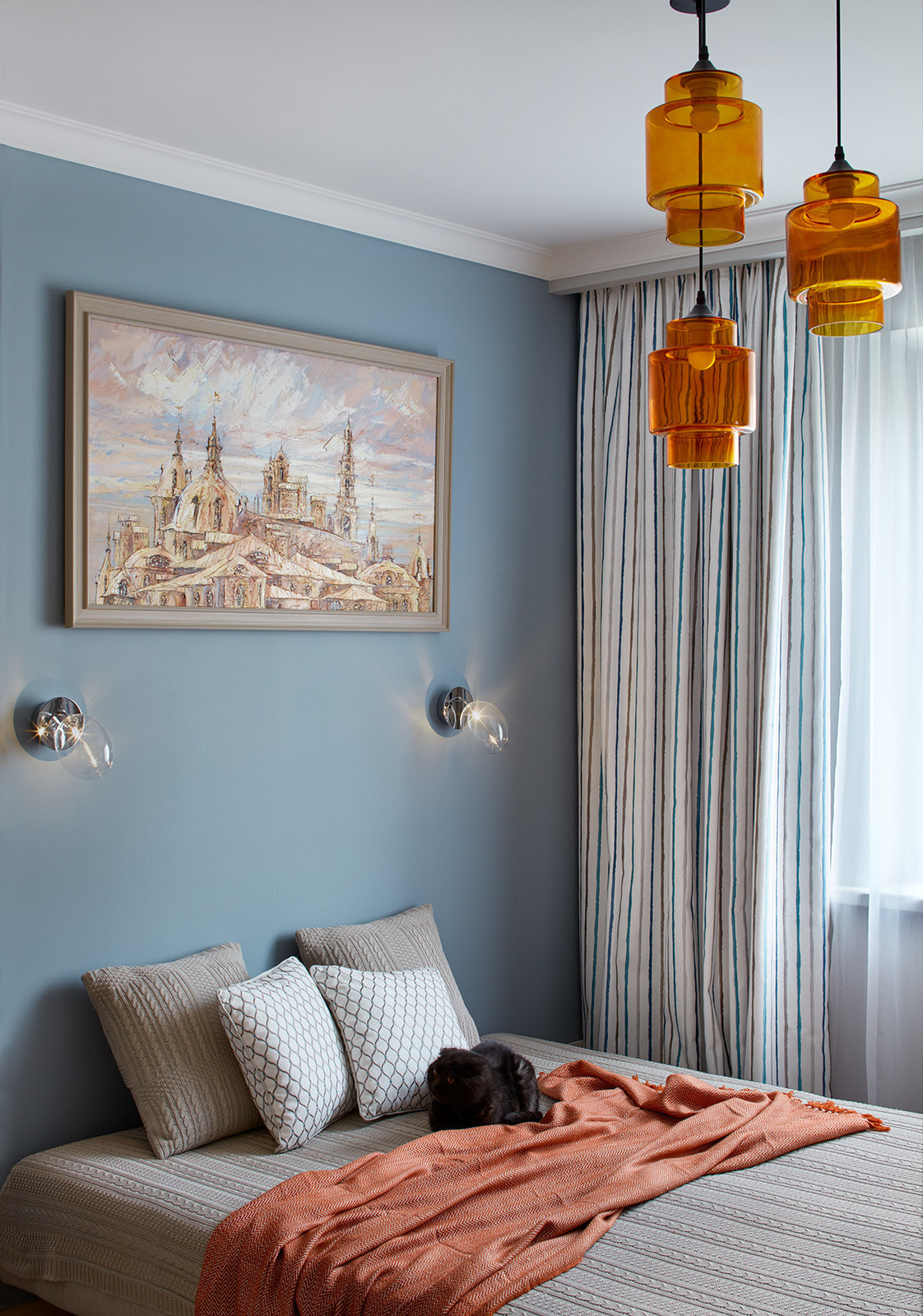 Современная квартира с элементами эко для мамы, дочки и кота