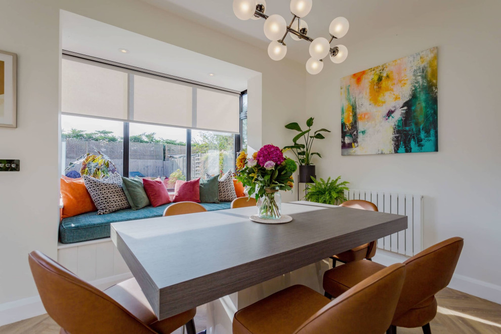 На фото: большая прямая кухня в стиле модернизм с обеденным столом, плоскими фасадами, серыми фасадами, столешницей из кварцита, островом и серой столешницей